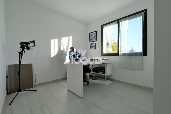 LE SOLER, maison 3 faces, 4 chambres, garage et jardin.