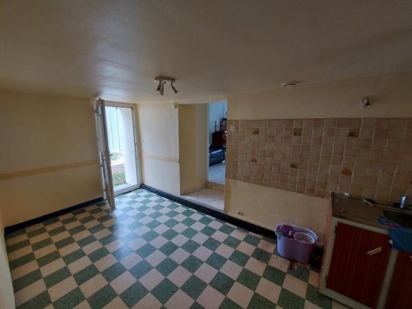 Maison de 70 m2 sur 820m2 avec plusieurs dépendances 