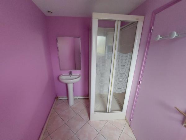 Maison de 70 m2 sur 820m2 avec plusieurs dépendances 