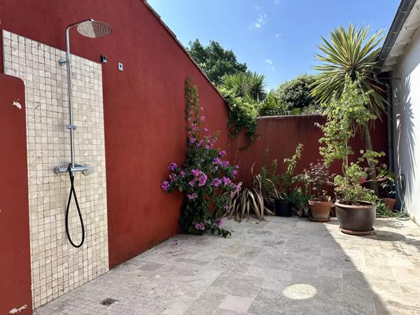 Rétaise nichée au fond d'une impasse