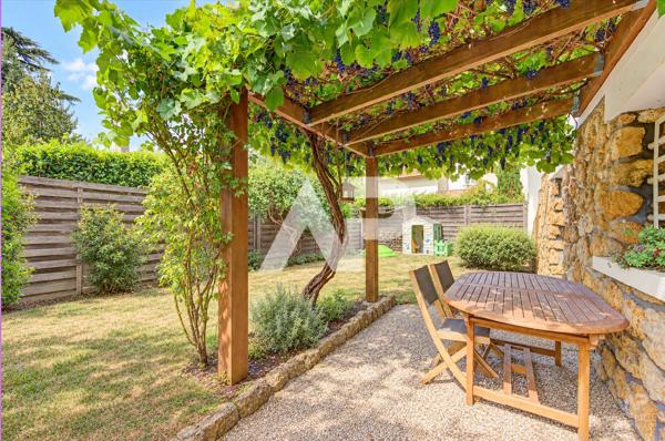 Maison Suresnes 7 pièce(s) 161m² 1 100 000 € **  - Référence  20152