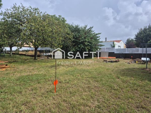 Terrain constructible 800 m² – Benet (85)