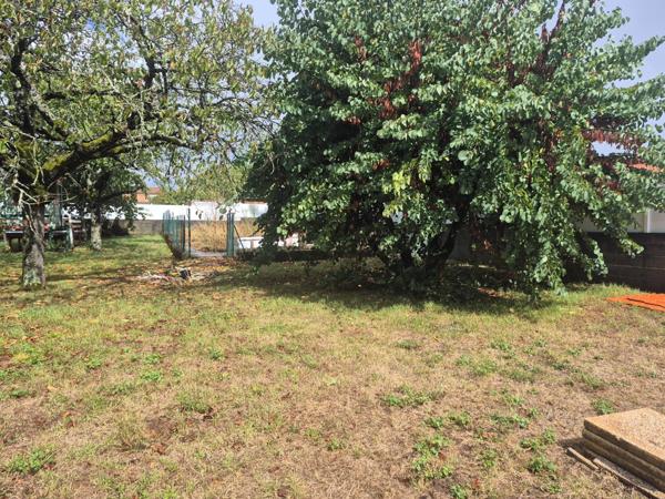 Terrain constructible 800 m² – Benet (85)