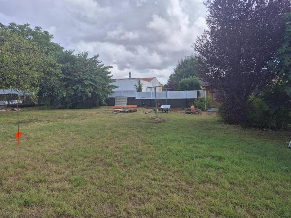 Terrain constructible 800 m² – Benet (85)