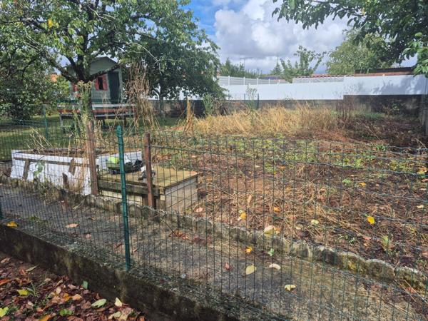 Terrain constructible 800 m² – Benet (85)