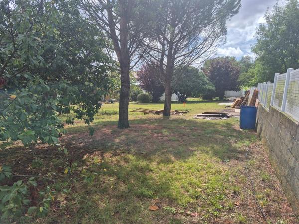 Terrain constructible 800 m² – Benet (85)