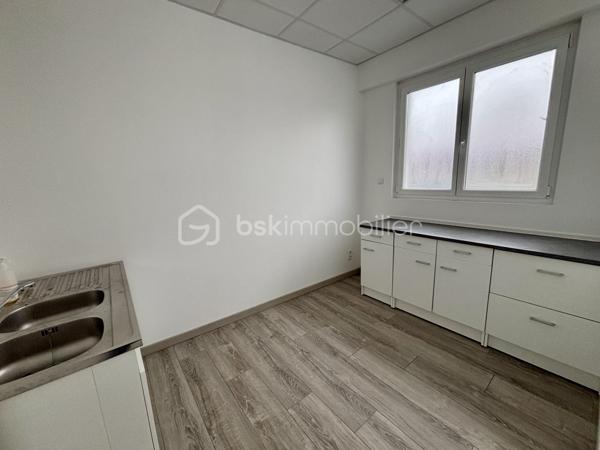 Situé en rez-de-chaussée d'une petite copropriété, ce local professionnel de 60 m², entièrement refait à neuf, offre un cadre fonctionnel et moderne, idéal pour une activité professionnelle libérale.

Il se compose de :

•	Une pièce d’accueil lumineuse
•	Deux bureaux indépendants
•	Un WC
•	Accès PMR sur l’ensemble du local

Le bien dispose également d’une cave, offrant un espace de stockage appréciable.

🔹 Chauffage électrique
🔹 Fenêtres en PVC DV
🔹 Zone franche : avantages fiscaux attractifs
🔹 Accès facile, visibilité et praticité

Ce local clé en main est parfaitement adapté pour un cabinet, des bureaux ou toute activité libérale nécessitant un espace professionnel confortable et conforme aux normes d’accessibilité.

Charges de copropriété : 100 €/mois incluant l'eau. 

Taxe foncière : 1 062 €

Selon le règlement de la copropriété, ce bien est dédié à une activité professionnelle libérale et ne peut en aucun cas être utilisé à des fins d'habitation. 

Ne manquez pas cette opportunité. Pour plus d’informations ou pour organiser une visite, contactez-moi dès à présent.