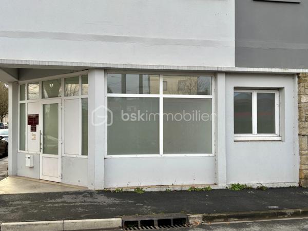 Situé en rez-de-chaussée d'une petite copropriété, ce local professionnel de 60 m², entièrement refait à neuf, offre un cadre fonctionnel et moderne, idéal pour une activité professionnelle libérale.

Il se compose de :

•	Une pièce d’accueil lumineuse
•	Deux bureaux indépendants
•	Un WC
•	Accès PMR sur l’ensemble du local

Le bien dispose également d’une cave, offrant un espace de stockage appréciable.

🔹 Chauffage électrique
🔹 Fenêtres en PVC DV
🔹 Zone franche : avantages fiscaux attractifs
🔹 Accès facile, visibilité et praticité

Ce local clé en main est parfaitement adapté pour un cabinet, des bureaux ou toute activité libérale nécessitant un espace professionnel confortable et conforme aux normes d’accessibilité.

Charges de copropriété : 100 €/mois incluant l'eau. 

Taxe foncière : 1 062 €

Selon le règlement de la copropriété, ce bien est dédié à une activité professionnelle libérale et ne peut en aucun cas être utilisé à des fins d'habitation. 

Ne manquez pas cette opportunité. Pour plus d’informations ou pour organiser une visite, contactez-moi dès à présent.