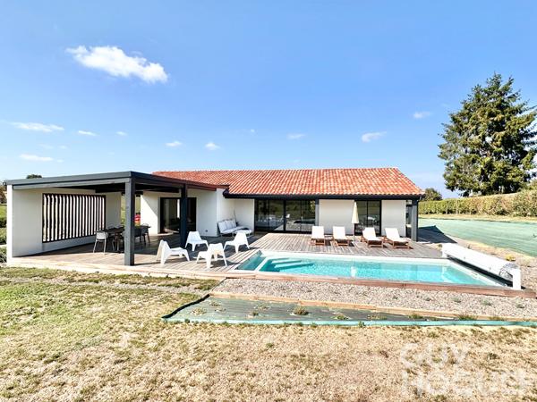 Maison contemporaine de plain pied avec piscine proche d'ORTHEZ