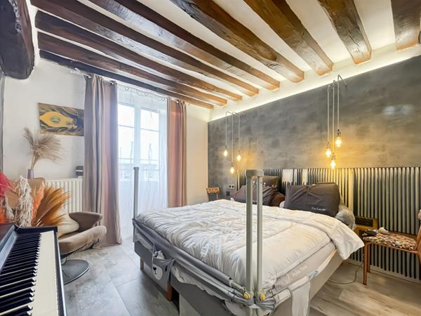 GRAND APPARTEMENT DE CARACTÈRE DANS LE CENTRE-VILLE