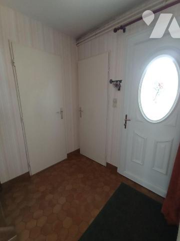 A Condé sur Noireau,une maison d'habitation avec vie de plain-pied mitoyenne d'un côté de six p...