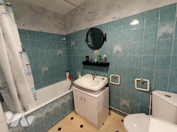 A Condé sur Noireau,une maison d'habitation avec vie de plain-pied mitoyenne d'un côté de six p...