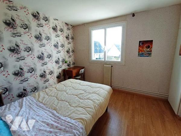 A Condé sur Noireau,une maison d'habitation avec vie de plain-pied mitoyenne d'un côté de six p...