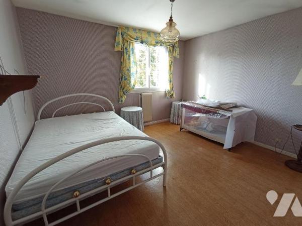 A Condé sur Noireau,une maison d'habitation avec vie de plain-pied mitoyenne d'un côté de six p...