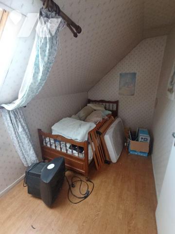 A Condé sur Noireau,une maison d'habitation avec vie de plain-pied mitoyenne d'un côté de six p...