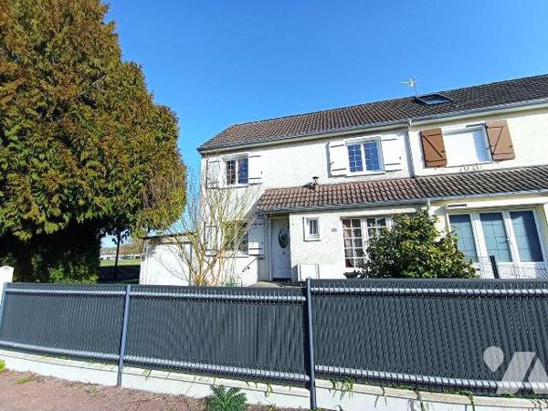 A Condé sur Noireau,une maison d'habitation avec vie de plain-pied mitoyenne d'un côté de six p...