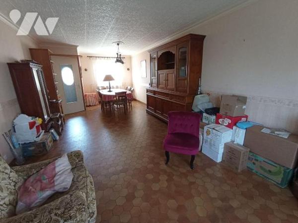 A Condé sur Noireau,une maison d'habitation avec vie de plain-pied mitoyenne d'un côté de six p...