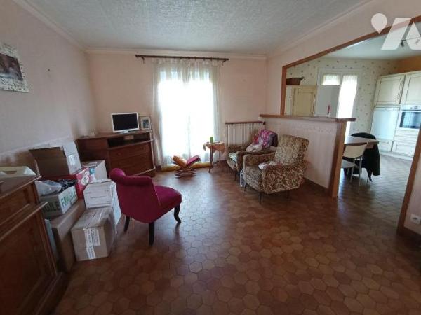 A Condé sur Noireau,une maison d'habitation avec vie de plain-pied mitoyenne d'un côté de six p...