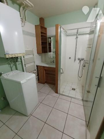 A Condé sur Noireau,une maison d'habitation avec vie de plain-pied mitoyenne d'un côté de six p...