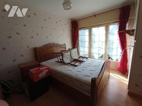 A Condé sur Noireau,une maison d'habitation avec vie de plain-pied mitoyenne d'un côté de six p...