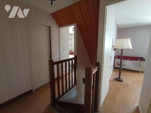 A Condé sur Noireau,une maison d'habitation avec vie de plain-pied mitoyenne d'un côté de six p...