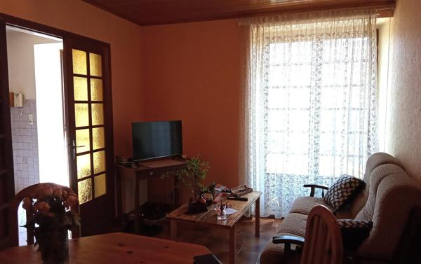 A rénover pour une surface totale d' environ 130 m2