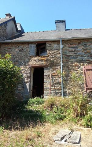 A rénover pour une surface totale d' environ 130 m2