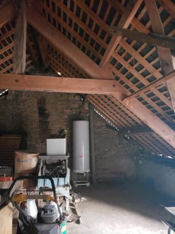 A rénover pour une surface totale d' environ 130 m2