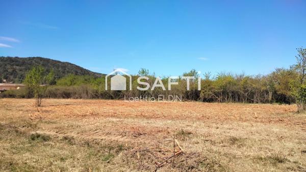 Terrain plat constructible 1 200 m²