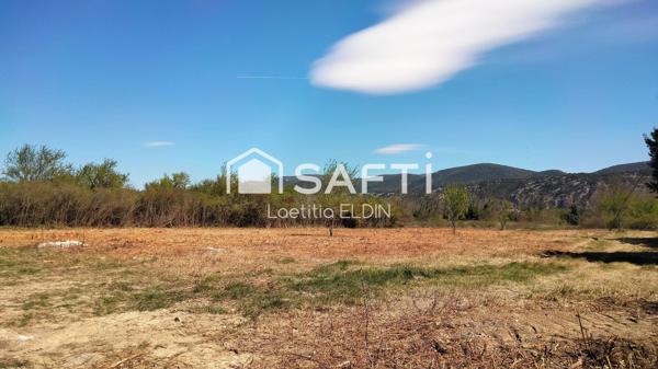 Terrain plat constructible 1 200 m²