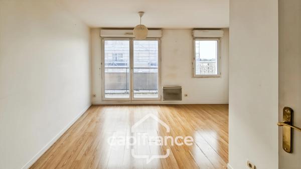 Situation idéale en plein centre de Chelles- résidence bien entretenue avec ascenseur- Deux pièces d'environ 42 m2- Lumineux.