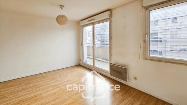 Situation idéale en plein centre de Chelles- résidence bien entretenue avec ascenseur- Deux pièces d'environ 42 m2- Lumineux.