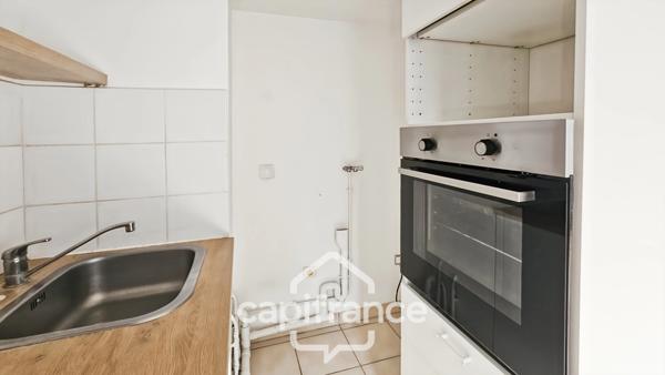 Situation idéale en plein centre de Chelles- résidence bien entretenue avec ascenseur- Deux pièces d'environ 42 m2- Lumineux.