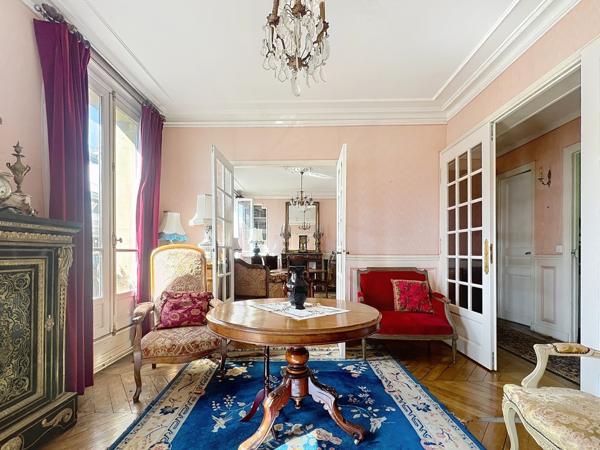 Paris (75018) charme de l'ancien, lumière et calme