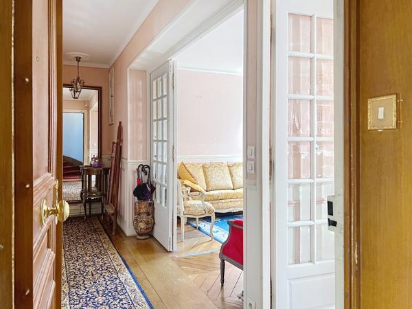 Paris (75018) charme de l'ancien, lumière et calme