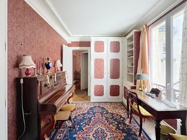 Paris (75018) charme de l'ancien, lumière et calme