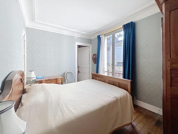 Paris (75018) charme de l'ancien, lumière et calme