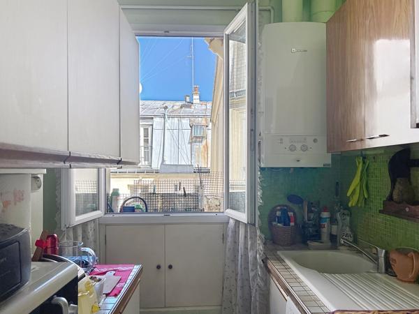 Paris (75018) charme de l'ancien, lumière et calme