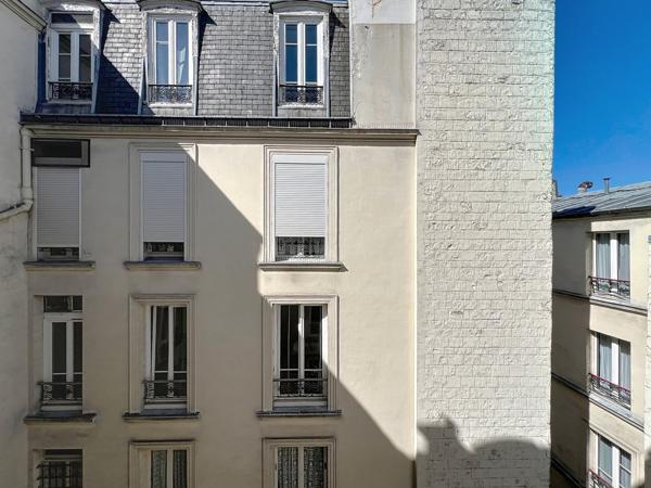 Paris (75018) charme de l'ancien, lumière et calme