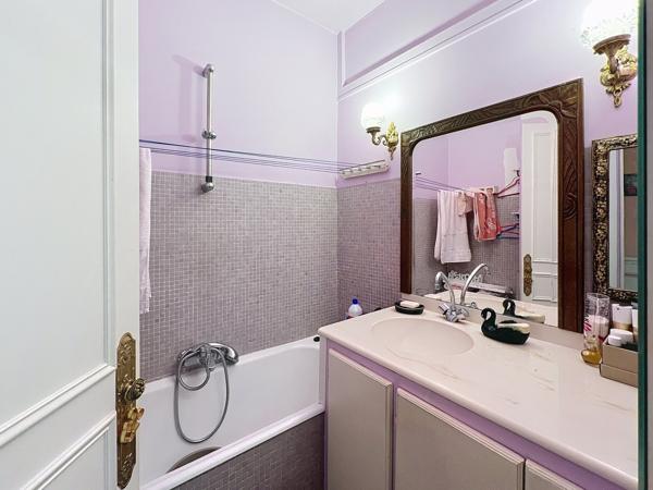 Paris (75018) charme de l'ancien, lumière et calme