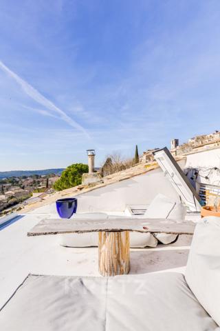 Maison de ville avec rooftop, jardin et dépendance.