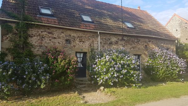Chappes – Maison de caractère, grande grange, verger et superbe vue sur la campagne Chappes (03390)