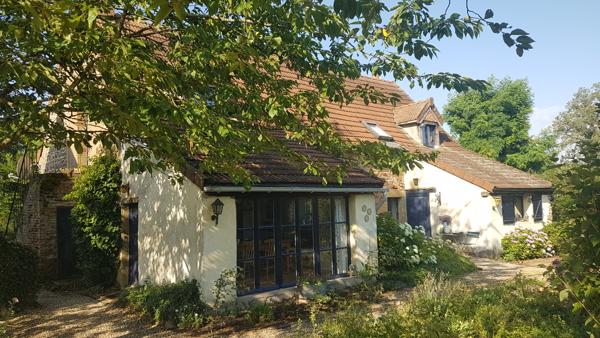 Chappes – Maison de caractère, grande grange, verger et superbe vue sur la campagne Chappes (03390)
