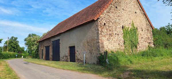 Chappes – Maison de caractère, grande grange, verger et superbe vue sur la campagne Chappes (03390)