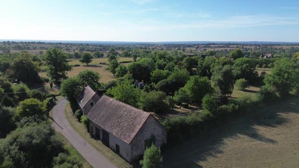 Chappes – Maison de caractère, grande grange, verger et superbe vue sur la campagne Chappes (03390)