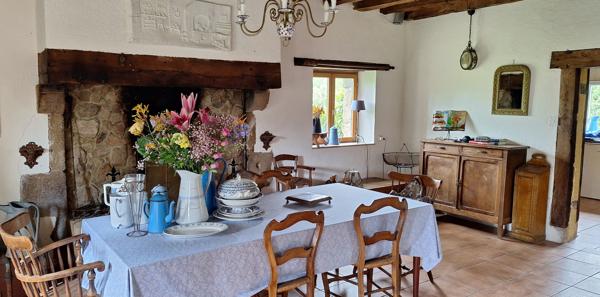 Chappes – Maison de caractère, grande grange, verger et superbe vue sur la campagne Chappes (03390)
