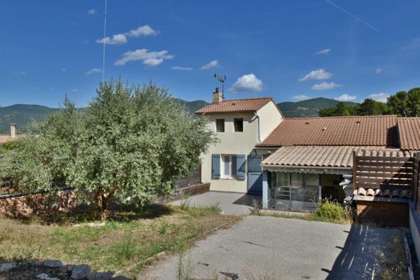 Maison rénovée de 100 m² avec double garage, jardin, terrasses