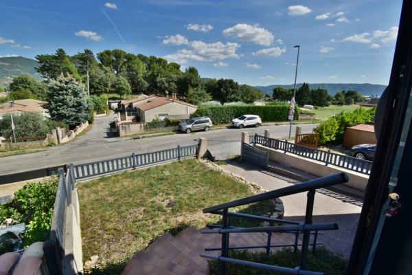 Maison rénovée de 100 m² avec double garage, jardin, terrasses