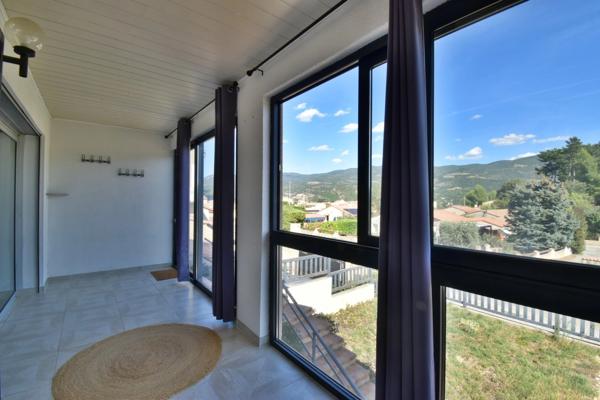 Maison rénovée de 100 m² avec double garage, jardin, terrasses