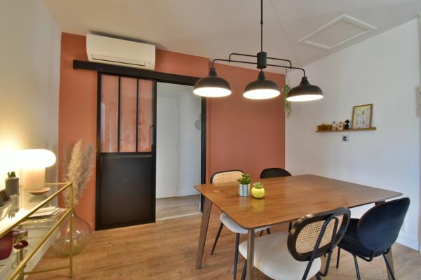 Maison rénovée de 100 m² avec double garage, jardin, terrasses